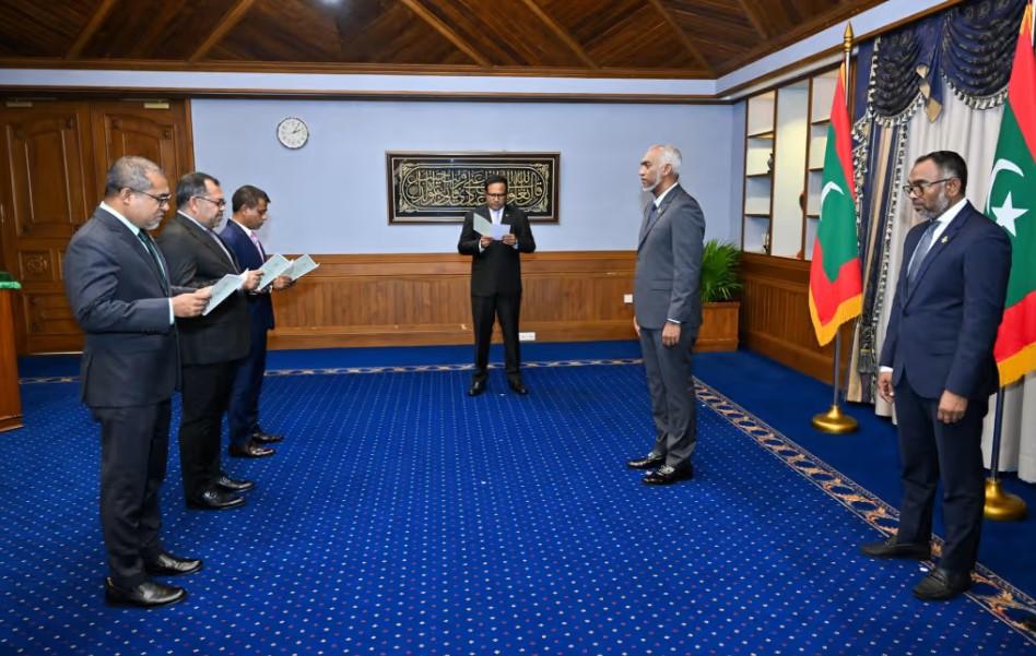 ތިން ވަޒީރުންނަށް ރުހުން ހޯދަން މަޖިލީހަށް ފޮނުވައިފި