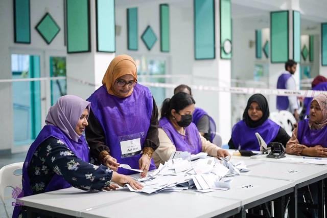 ދެ ރަށެއްގެ ކައުންސިލާއި 10 ރަށެއްގެ އަންހެނުން ކޮމެޓީގެ ބައި އިލެކްޝަންގެ ވޯޓު ލުން ފަށައިފި