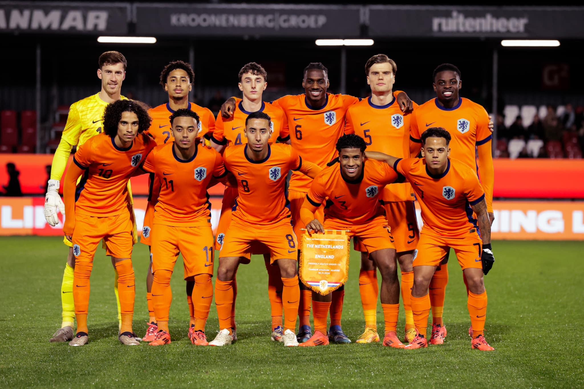 ނެދަލެންޑްގެ ޤައުމީ ޓީމުން ވަނީ ޔުއޭފާ ނޭޝަންސް ލީގުގެ ޖާގައެއް ކަށަވަރުކޮށްފައި. ފޮޓޯ: އޮންސްއޮރެންޖް