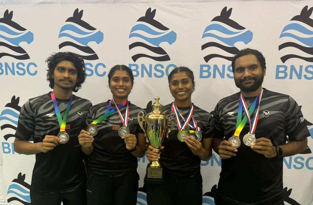 މުބާރާތުގައި ބައިވެރިވި ކުޅުންތެރިންތައް ތައްޓާއި މެޑަލް ދައްކާލަނީ. ފޮޓޯ: ރިވައިވަލް ސްޕޯރޓްސް ކްލަބް