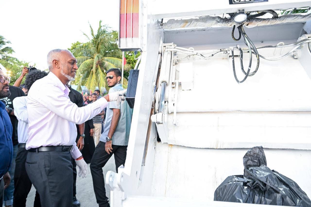 ރައީސުލްޖުމްހޫރިއްޔާ ޑރ. މުޙައްމަދު މުޢިއްޒު ކ. ހިންމަފުށީގައި ވެމްކޯގެ ހިދުމަތް ރަސްމީކޮށް ފައްޓަވައިދެއްވުމުގެ ތެރެއިން--ފޮޓޯ: ރައީސް އޮފީސް