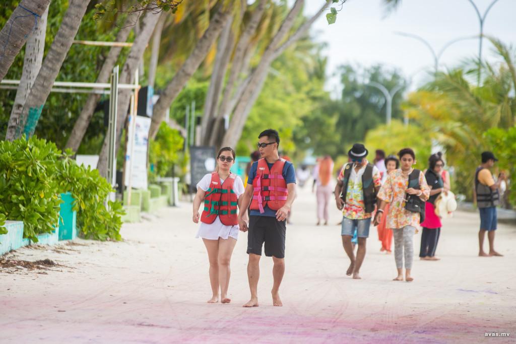 ޓޫރިސްޓުންތަކެއް ރާއޖޭގެ ރަށެއްގައި ހިނގާފައި ދަނީ.