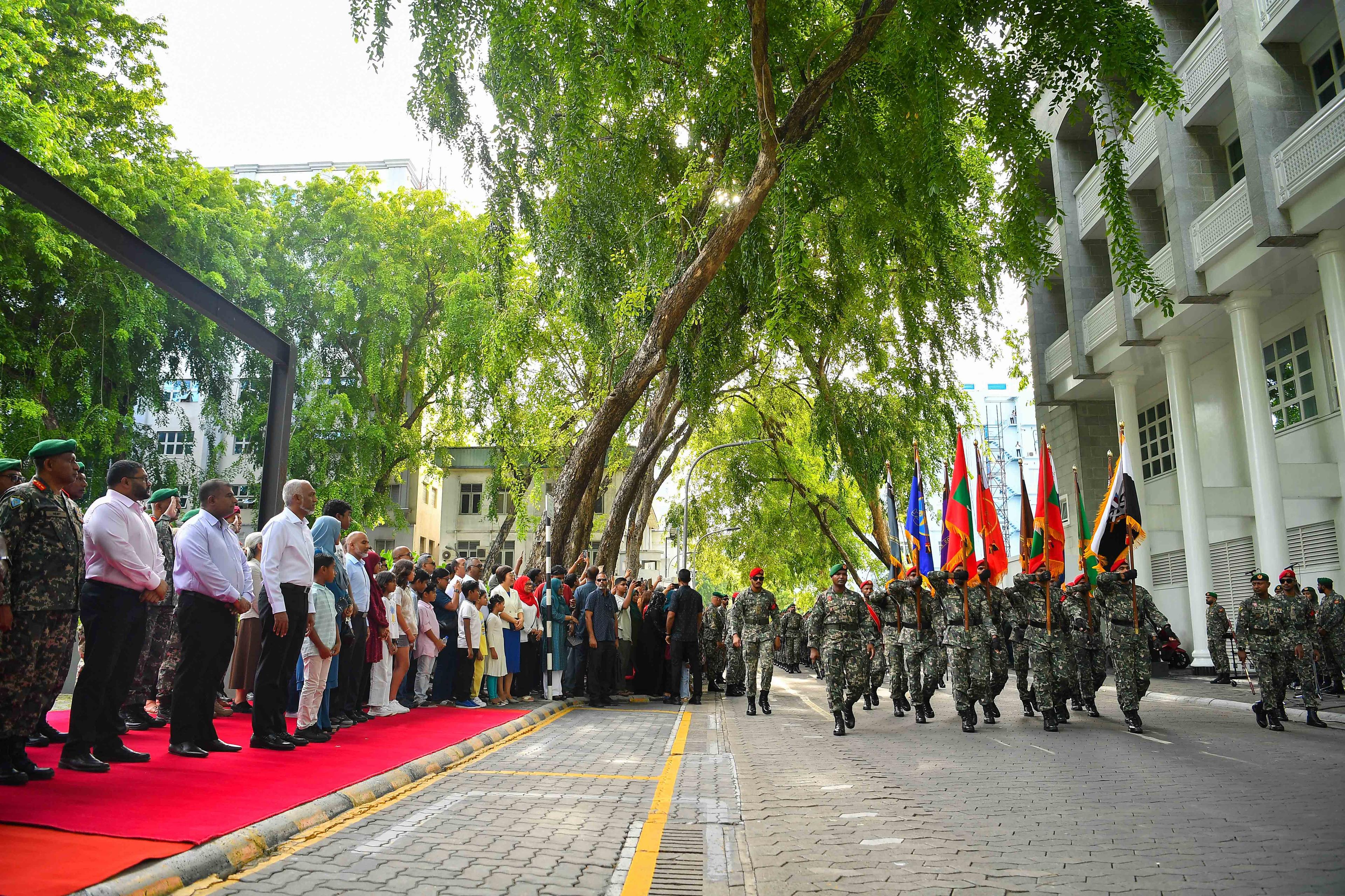 މިނިވަން ދުވަހުގެ ރަސްމީ ޕެރޭޑުގެ ތެރެއިން --ފޮޓޯ/ ރައީސް އޮފީސް