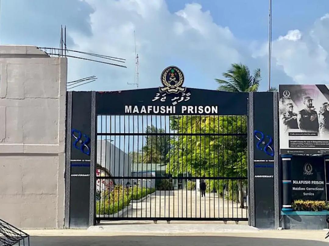 ޖަލަށް މަނާ ތަކެތި ވެއްދި މައްސަލައިގައި ފަސް އޮފިސަރެއްގެ މައްޗަށް ދައުވާކޮށްފި