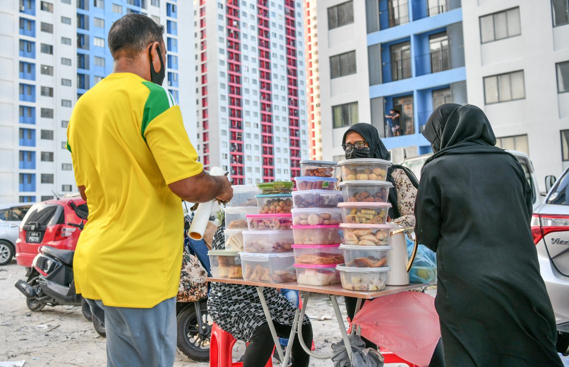 ހުޅުމާލޭގައި މީހަކު ހެދިކާ ވިއްކަނީ -- ފޮޓޯ/ މިހާރު