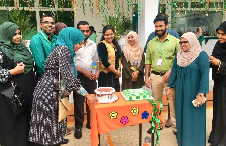 ޓީޗަރުންގެ ދުވަސް ފާހަގަކުރަން ފައިސާ ނުނަގަން އަންގައިފި