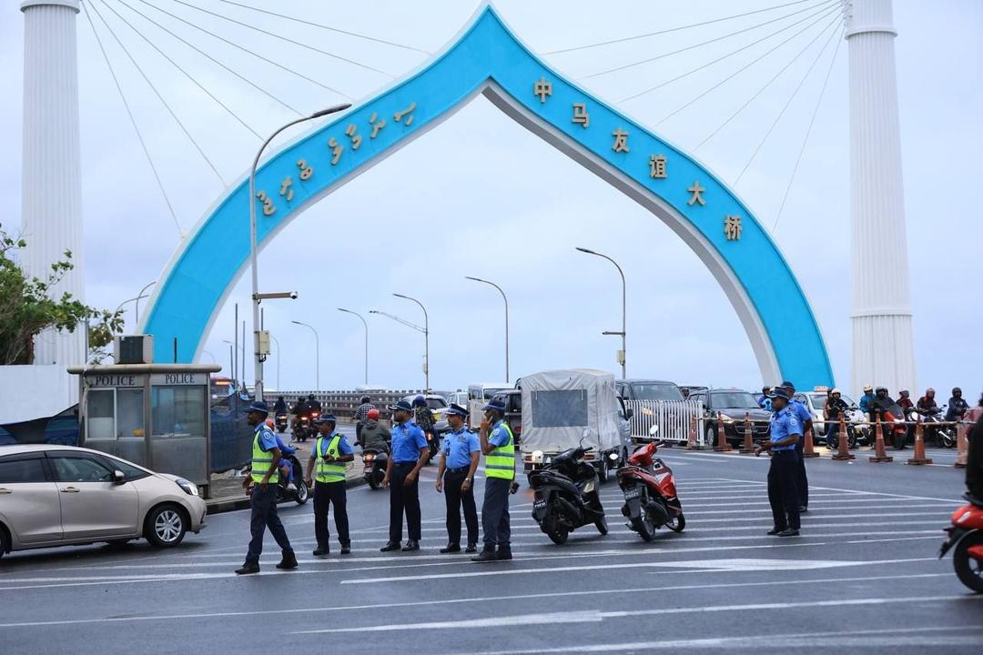 އިންޒާރުދީ، ފުލުހެއްގެ ކަރުގައި ހިފި ކަމުގެ ތުހުމަތުގައި މީހަކު ހައްޔަރުކޮށްފި