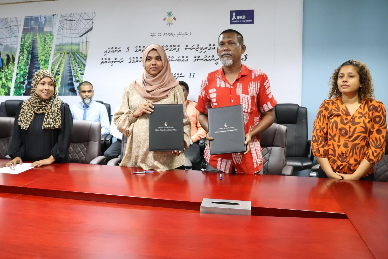 ގްރީން ހައުސް ޕްރޮގްރާމަށް އިތުރު ފަސް ރަށެއް އިތުރުކުރުމުގެ އެއްބަސްވުމުގައި އެގްރިކަލްޗާ މިނިސްޓްރީން ސޮއި ކުރުމުގެ ތެރެއިން -- ފޮޓޯ/ އެގްރިކަލްޗާ މިނިސްޓްރީ