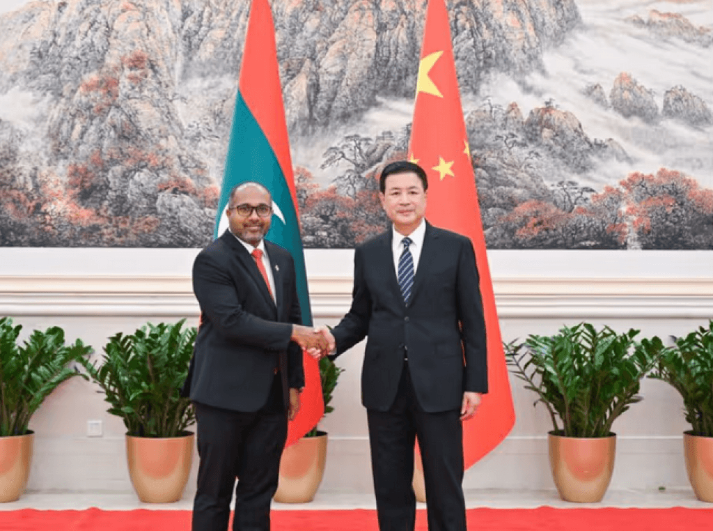 ޗައިނާގެ ވަޒީރާއެކު ރާއްޖޭގެ ދާޚިލީ ވަޒީރު އަލީ އިޙްސާން -- ފޮޓޯ/ ޗައިނާގެ މީޑިޔާ