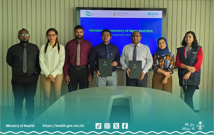 އެމްޕޮކްސް ޓެސްޓު ކިޓުތަކެއް ޑަބްލިއުއެޗްއޯ އިން ރާއްޖެއަށް ހަދިޔާކުރުމުގެ ރަސްމިއްޔާތެއްގައި.--ފޮޓޯ/ ހެލްތް މިނިސްޓްރި