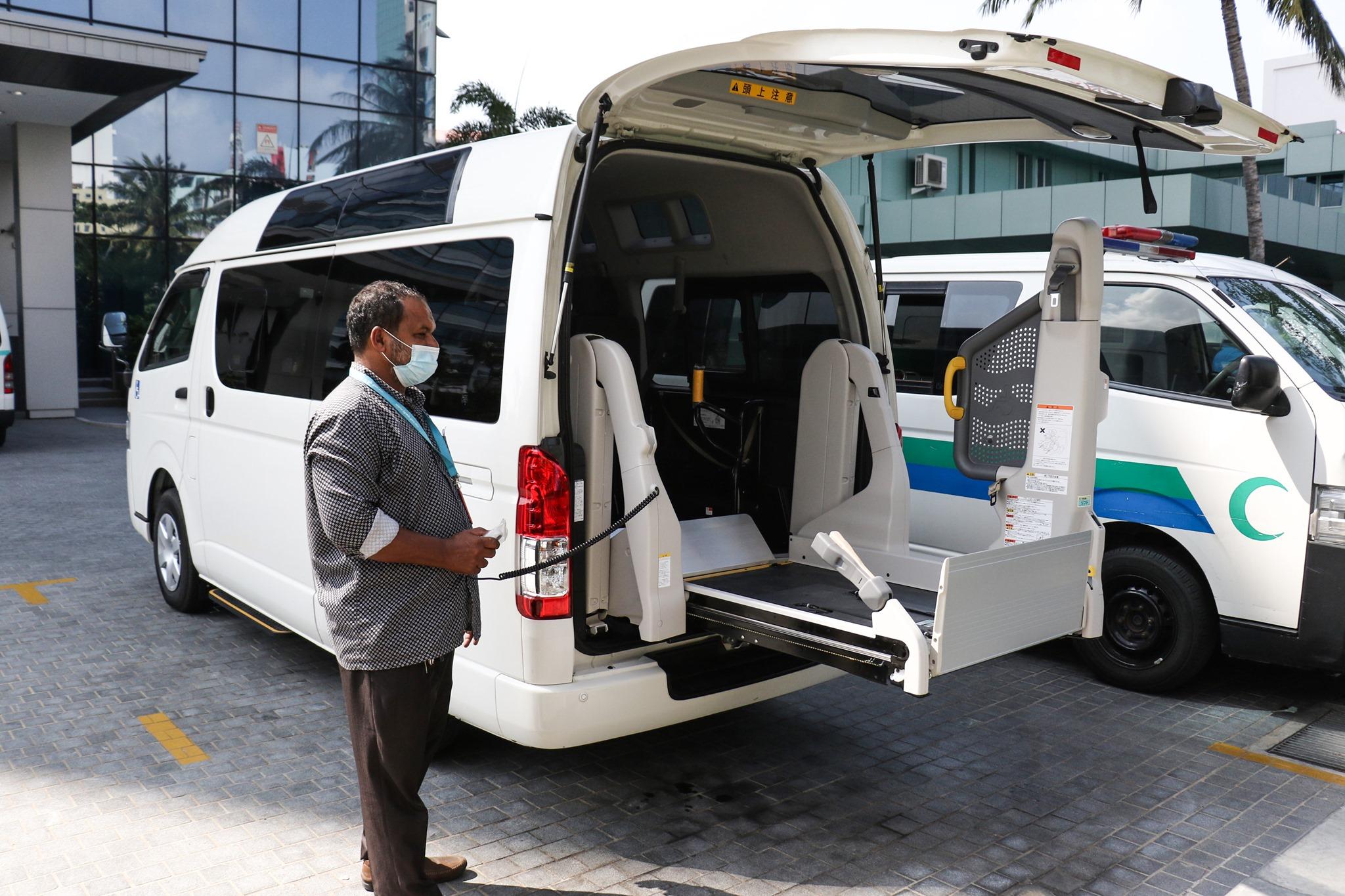 އައިޖީއެމްއެޗް ހޮސްޕިޓަލްގެ އެމްބިއުލާންްސެއް ބަލިމީހެއް އަރުވަން ތައްޔާރުވެފައި، ފޮޓޯ: އައިޖީއެމްއެޗް