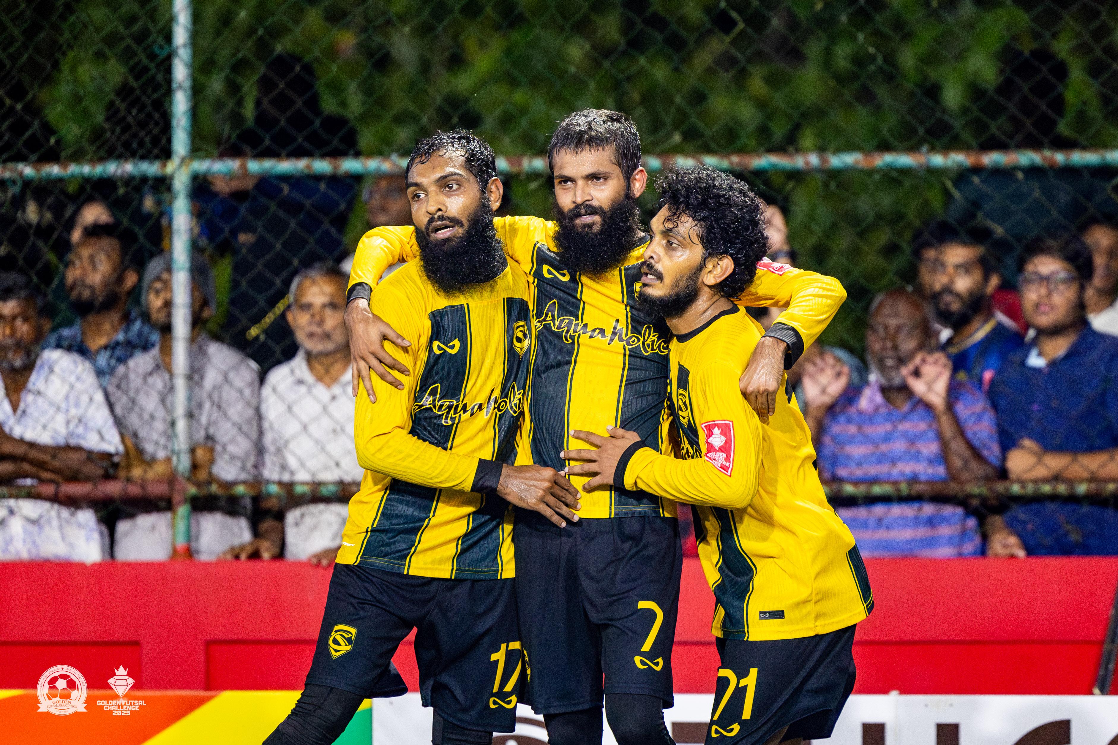 ވަށަފަރާއި ދިއްދޫ މެޗުގައި ވަށަފަރުފެ އިބްރާހިމް އަތީޤް ހެޓްރިކް ހެދުމަށްފަހު ކުޅުންތެރިންނާއެކު އުފާފާޅުކުރަނީ. ފޮޓޯ: އިމޭޖެސް.އެމް.ވީ