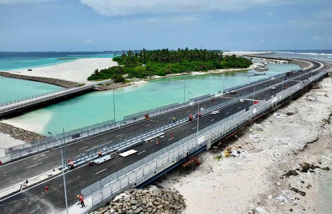 އައްޑޫސިޓީ ހިތަދު އާއި ހުޅުމީދޫ ގުޅާލާ ބްރިޖްގެ މަސައްކަތަށް ލަފާ ދޭނެ ބަޔަކު ހޯދަނީ