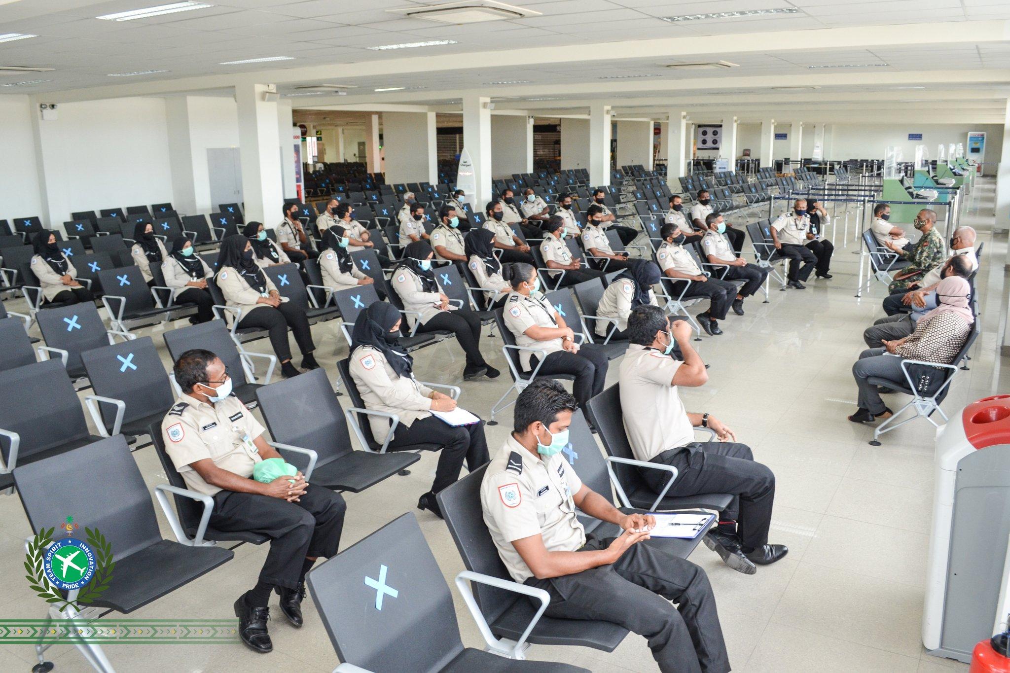 އޭވިއޭޝަން ސެކިއުރިޓީ ކޮމާންޑްގެ މުވައްޒަފުންތަކެއް -- ފޮޓޯ:އެވްސެކޮމް