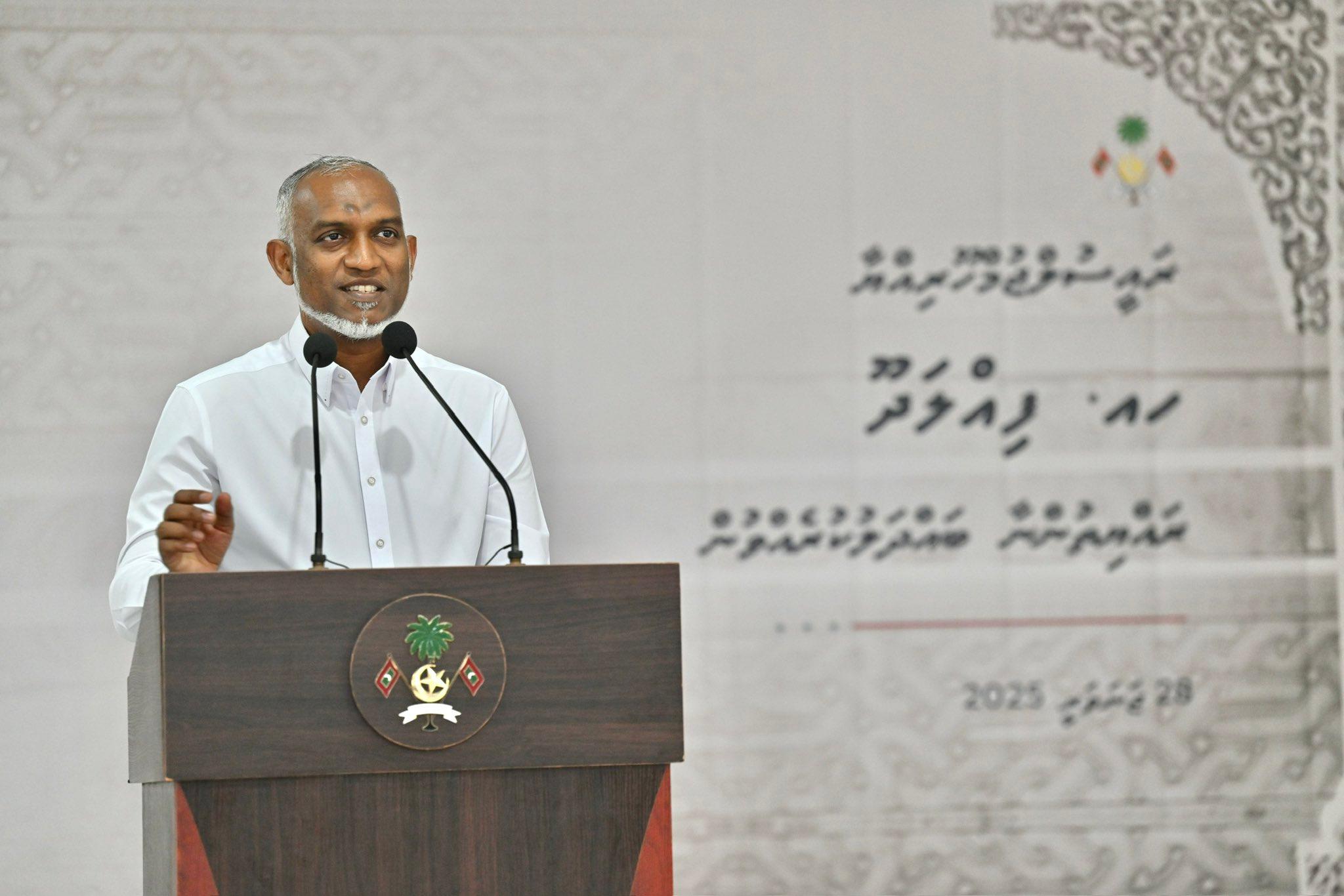 ރައީސުލްޖުމްހޫރިއްޔާ ޑރ. މުޙައްމަދު މުޢިއްޒު ފިއްލަދޫގެ ރައްޔިތުންނާ ވާހަކަފުޅު ދައްކަވަނީ--ފޮޓޯ: ރައީސް އޮފީސް