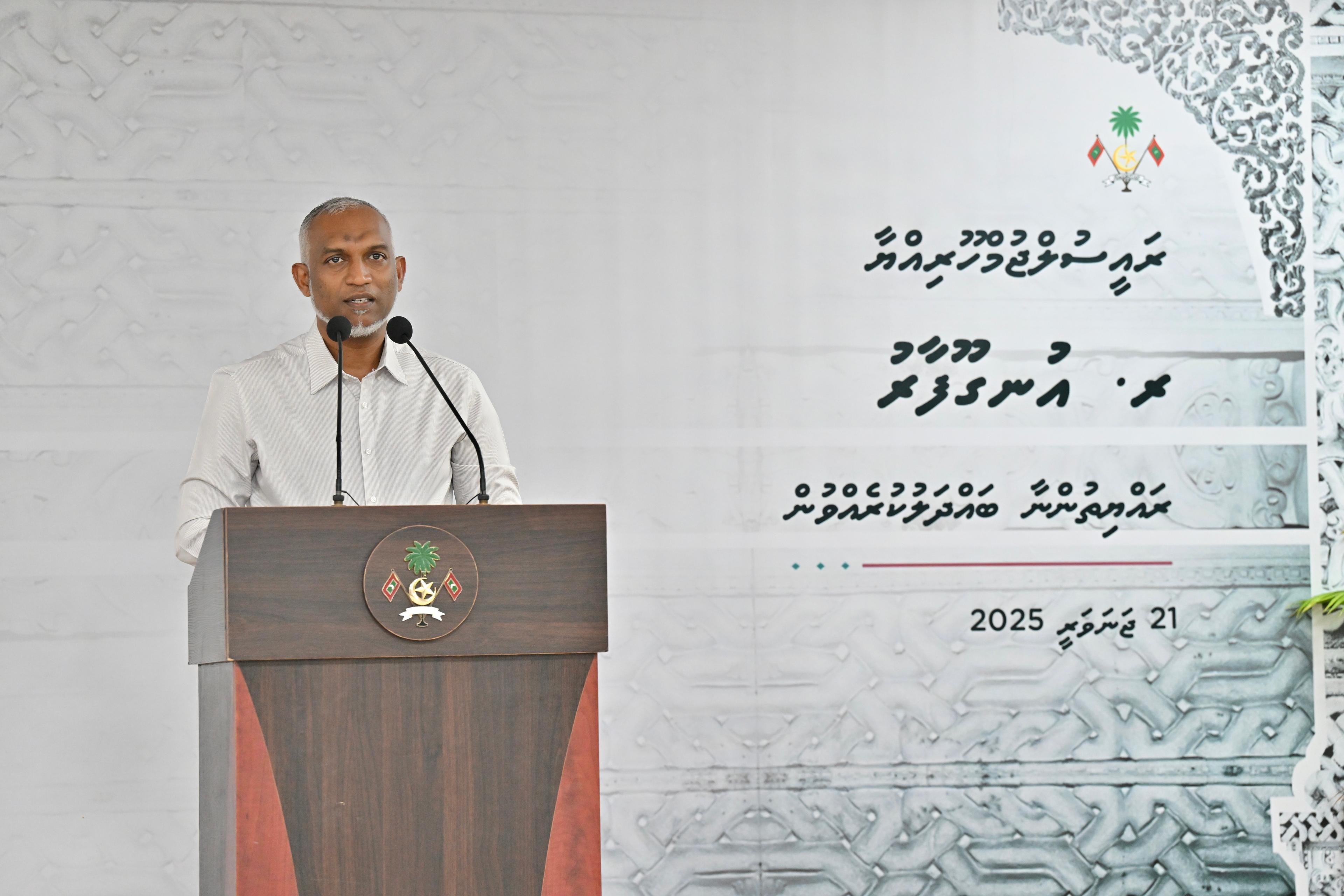 ރައީސް ޑރ. މުޙައްމަދު މުޢިއްޒު، ރ. އުނގޫފާރުގެ ރައްޔިތުންނާ ބައްދަލުކުރައްވައި ވާހަކަފުޅު ދައްކަވަނީ -- ފޮޓޯ: ރައީސް އޮފީސް 