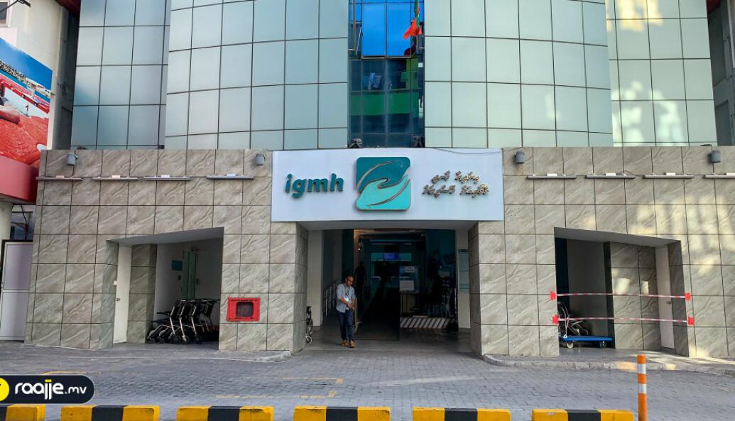 އެމަޖެންސީގައި ހޮސްޕިޓަލަށް ޑޮކްޓަރަށް ދައްކަން ދިޔަ މީހަކު ހޮސްޕިޓަލުގައި ނިޔާވެއްޖެ