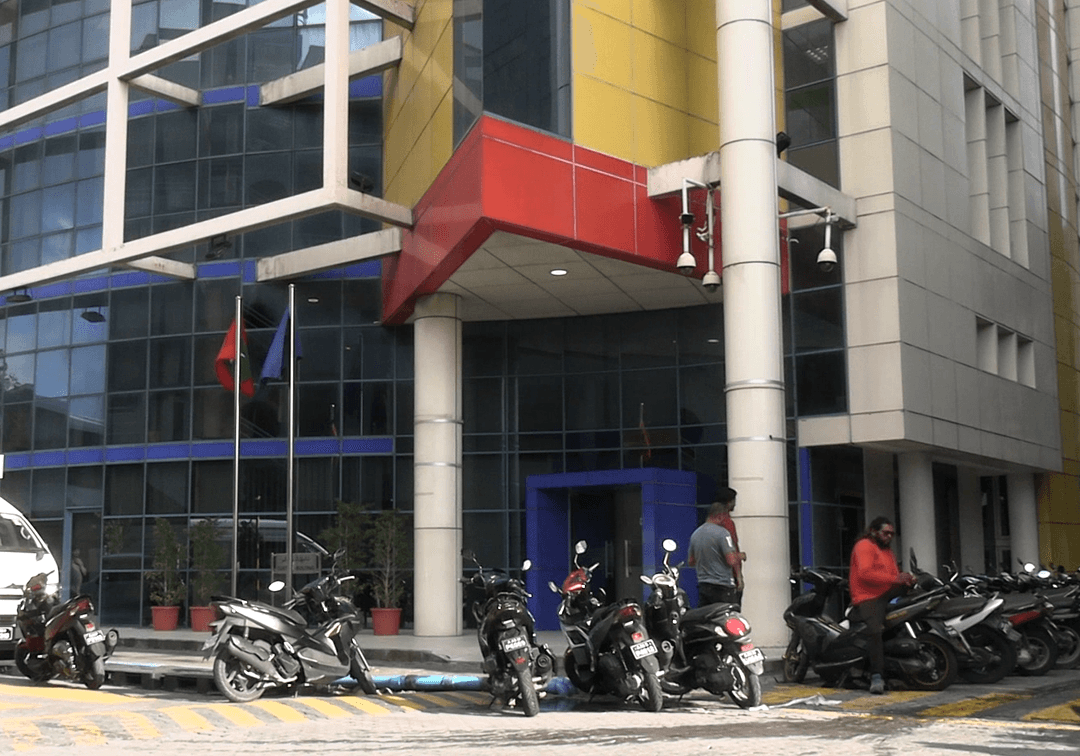 ރިޝްވަތުގެ މައްސަލާގައި ތުހުމަތު ކުރާ އެއްވެސް މުވައްޒަފެއް ރިޓަޔާ ނުކުރޭ: ކަސްޓަމްސް