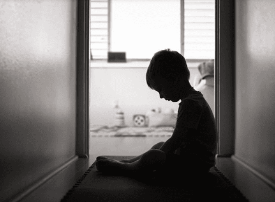 މަންމަޔަކު ކުޑަ ދަރިފުޅަށް ޖިސްމާނީ އަނިޔާދީ ބަނގުރާ ބޮއެގެން ހުރެ ޖިންސީ އަނިޔާދިން މައްސަލައެއް ބަލަނީ