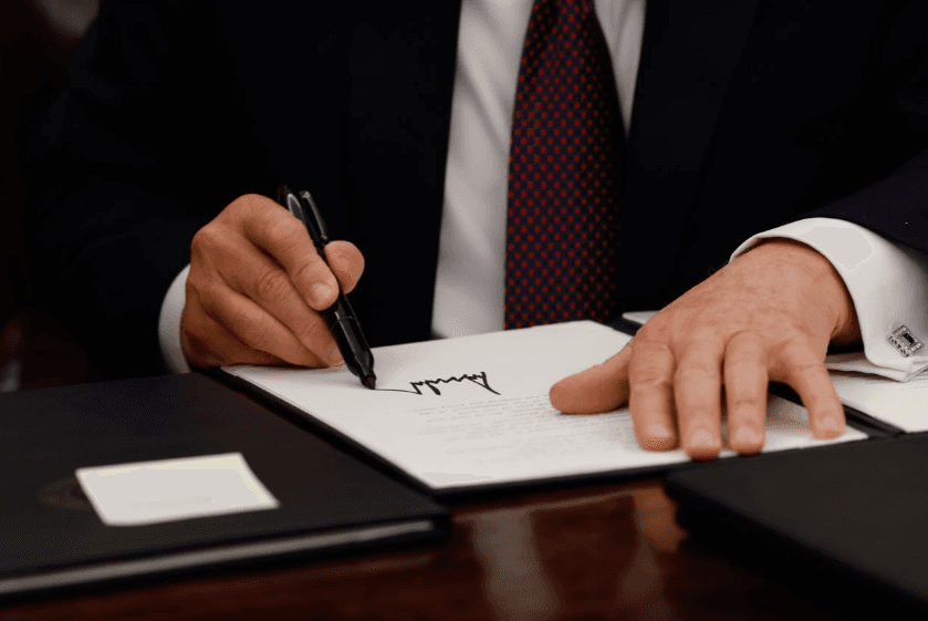 އެމެރިކާގައި ޓިކްޓޮކް މަނާކުރުން ފަސްކޮށްފި