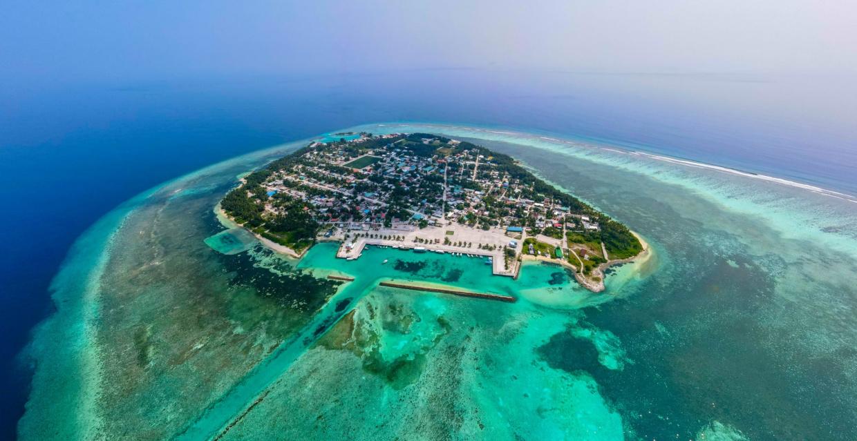 ރ. އަލިފުށި: އެ ރަށުގައި ސިހުރު ހަދާކަމުގެ ތުހުމަތުގައި ފުލުހުން ވަނީ ޚާއްސަ އޮޕަރޭޝަނެއް ފަށައިފައި --ފޮޓޯ: ޙަސަން އިސްމައީލް/ސޯޝަލް މީޑީޔާ