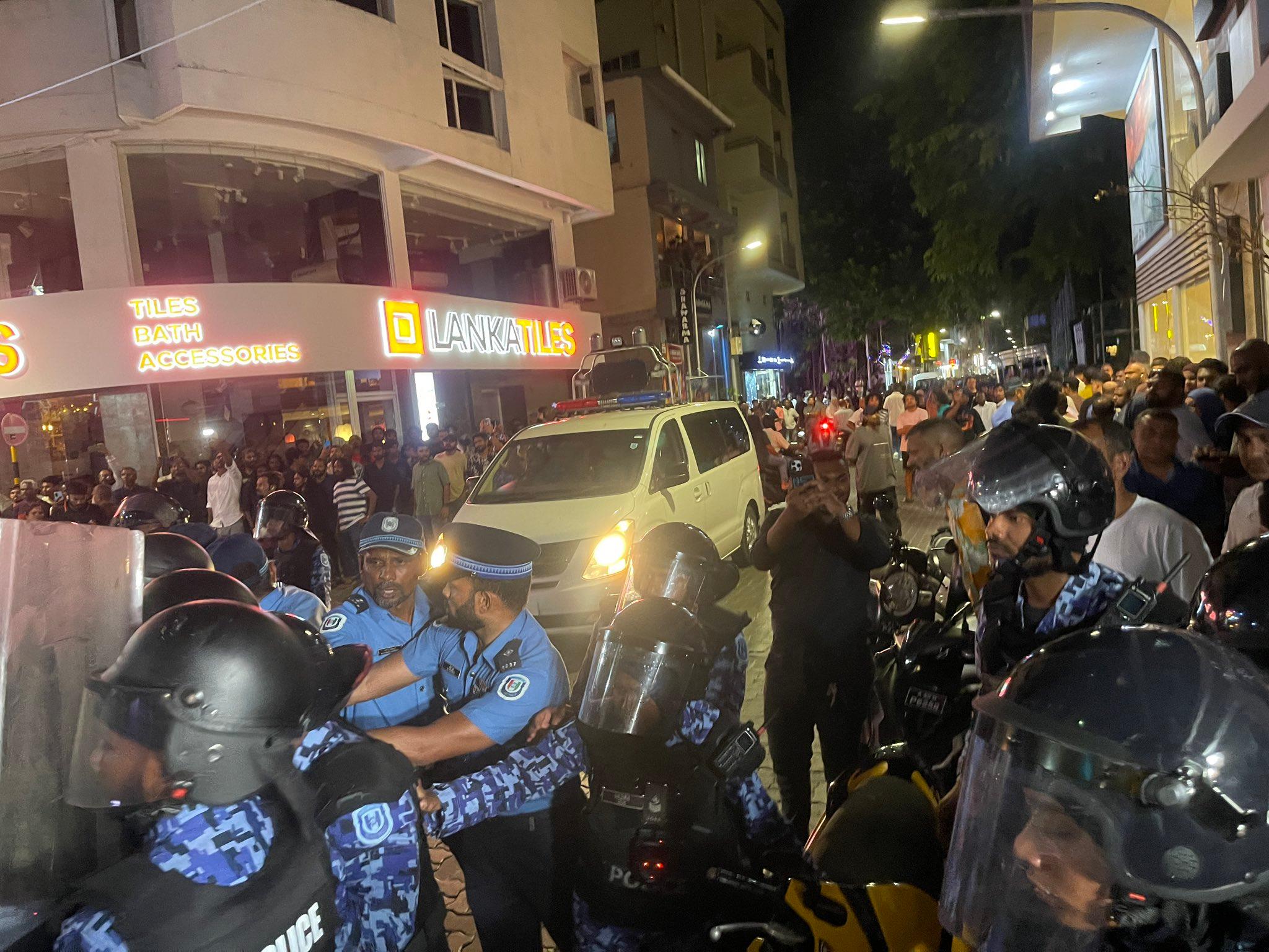 މުޒާހަރާގެ ތެރެއިން// ފޮޓޯ: ސޯޝަލް މީޑިއާ