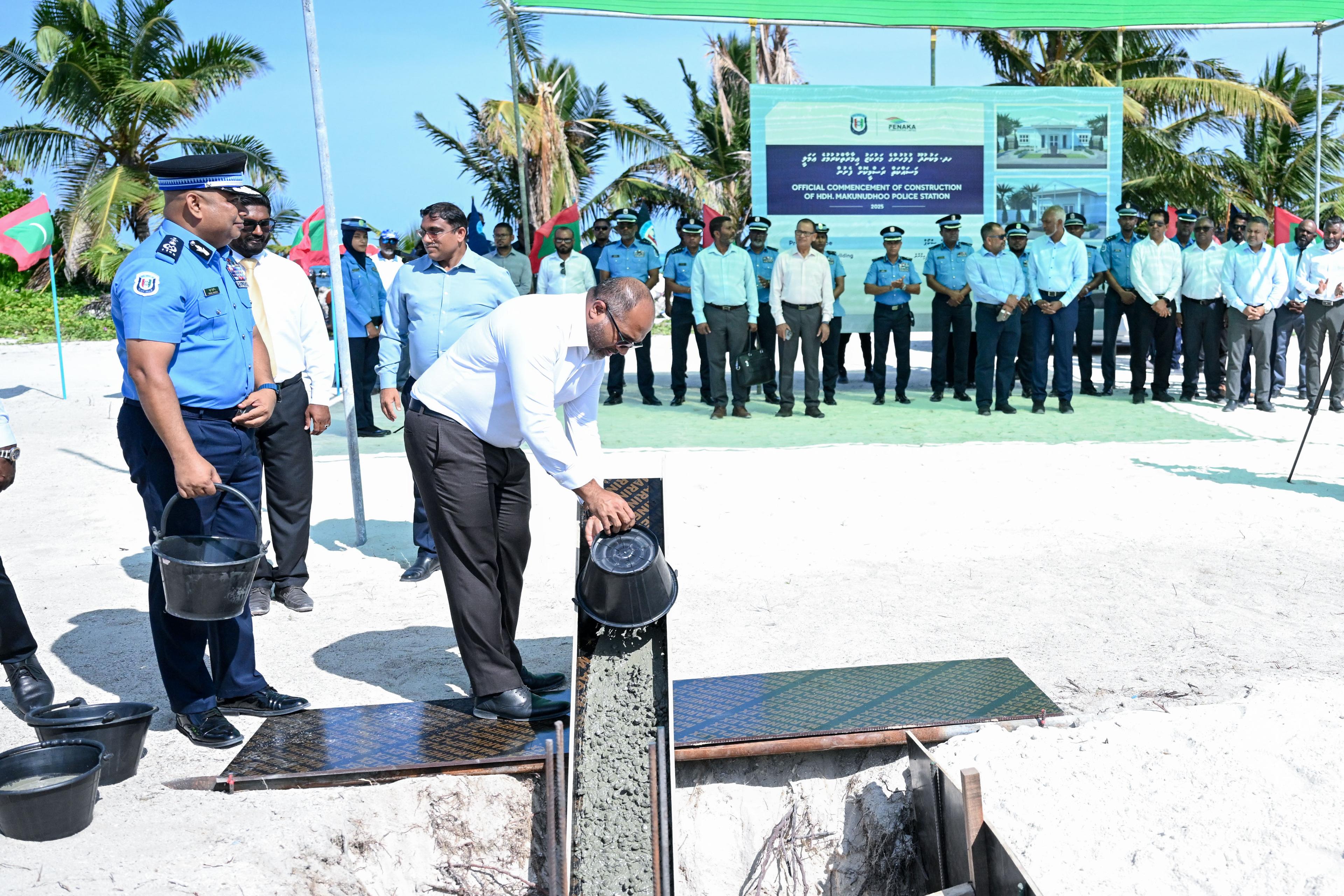 ރައީސް ހދ. ގެ ރަށްތަކަށް ކުރެއްވި ދަތުރުފުޅުގެ ތެރެއިން އެ އަތޮޅު މަކުނުދޫ ޕޮލިސް ޕޯސްޓުގެ ބިންގާ އަޅަނީ 