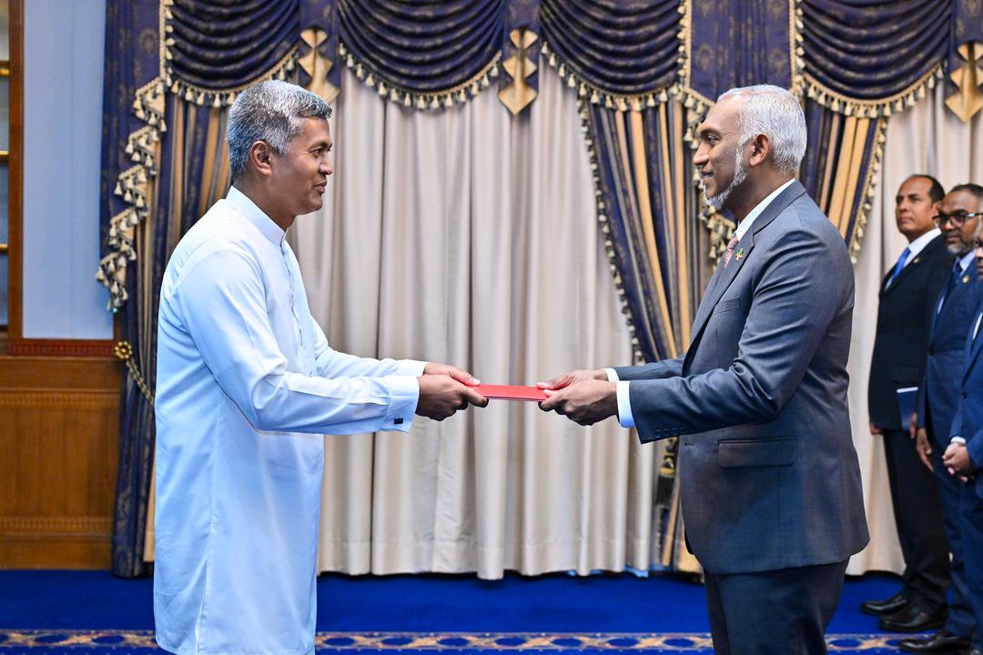 ސްރީލަންކާގެ  އައު ސަފީރު، ރައީސުލްޖުމްހޫރިއްޔާއަށް ސަފީރުކަމުގެ ފަތްކޮޅު އަރުވައިފި