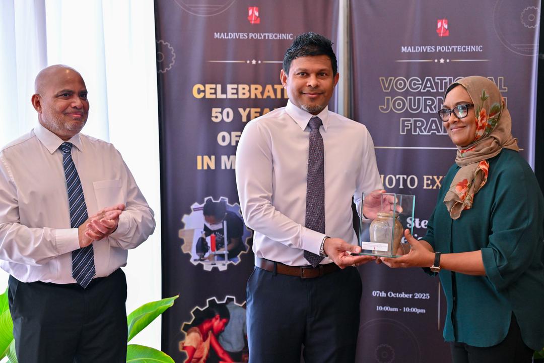  "ވޮކޭޝަނަލް ޖަރނީ އިން ފްރޭމްސް" ފޮޓޯ މައުރަޒު ނައިބުރައީސް ހުޅުއްވައިދެއްވައިފި