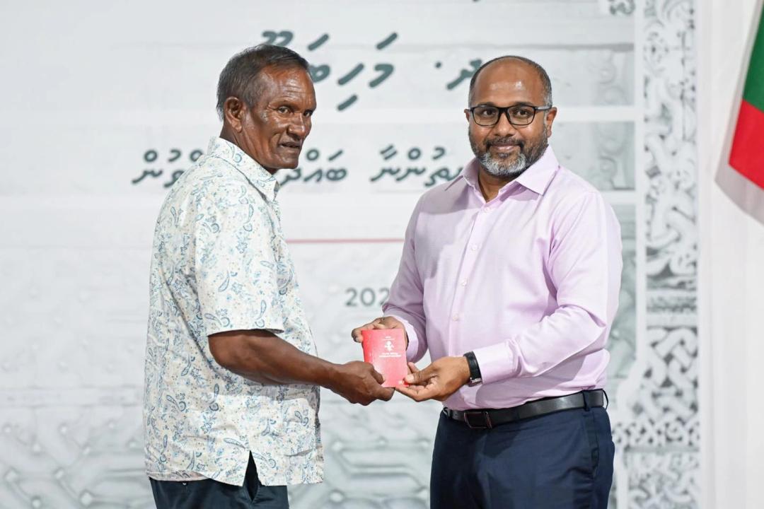 ވަޒީރުގެ ޝުކުރު ޑީއެންއާރަށާއި އިމިގްރޭޝަންގެ ހީވާގި މުވައްޒަފުންނަށް