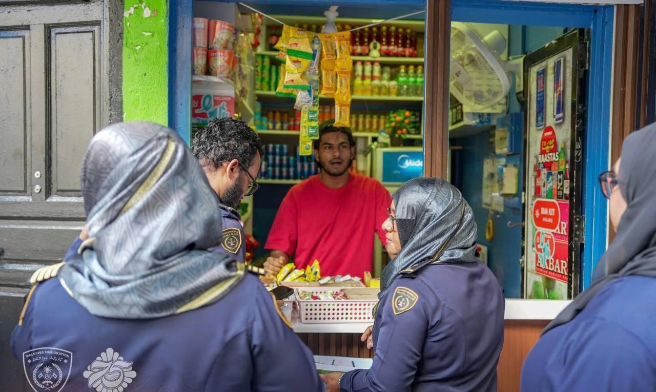 އިމިގްރޭޝަނުން ރާއްޖޭގައި ވިޔަފާރިކުރާ ބިދޭސީއެއް ޗެކް ކުރަނީ، ފޮޓޯ: އިމިގްރޭޝަން