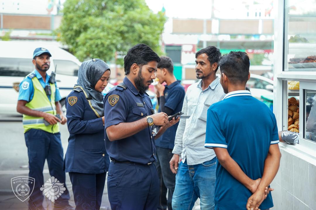 ވަޒީފާ ދިން ފަރާތައް ފިލައިގެން އުޅުނު ފަސް ބިދޭސީން ހައްޔަރުކޮށްފި