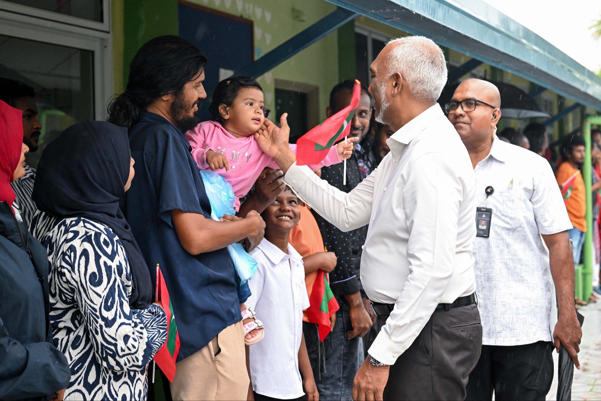 ކުނަހަންދޫއަށް ރައްޔިތުންނަށް ބޮޑު އުފަލެއް: 40 އަހަރު ތެރޭ އެރަށް ފުރަތަމަ ފަހަރަށް ރާއްޖޭގެ ރަޢީސަކު ވަޑައިގެންފި