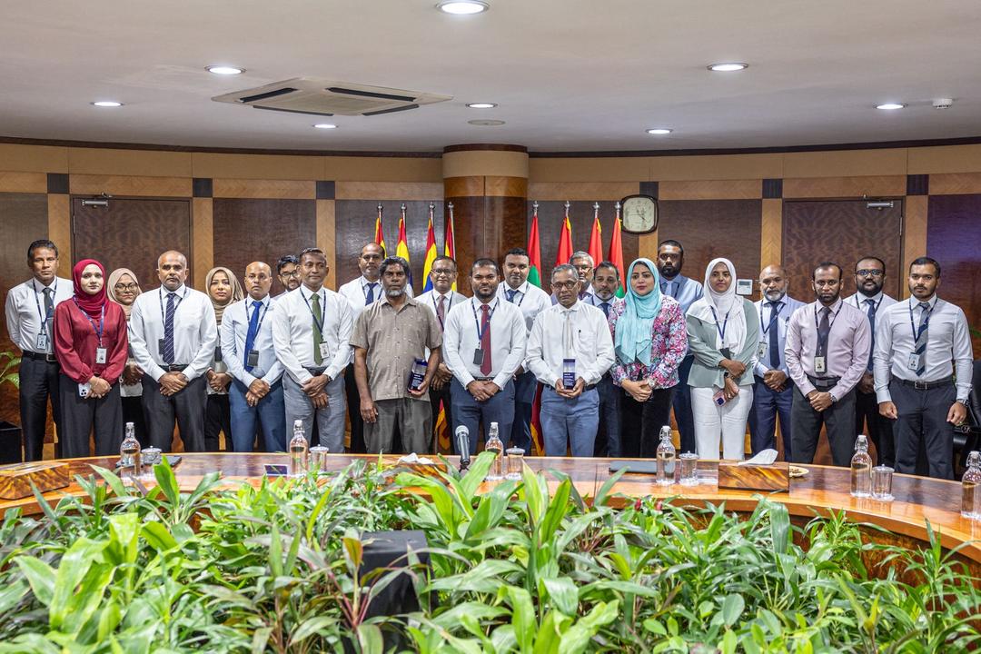 ސްޓެލްކޯގެ ދެ މުވައްޒަފަކު ޝަރަފުވެރިކަމާއެކު ރިޓަޔާ ކުރައްވައިފި