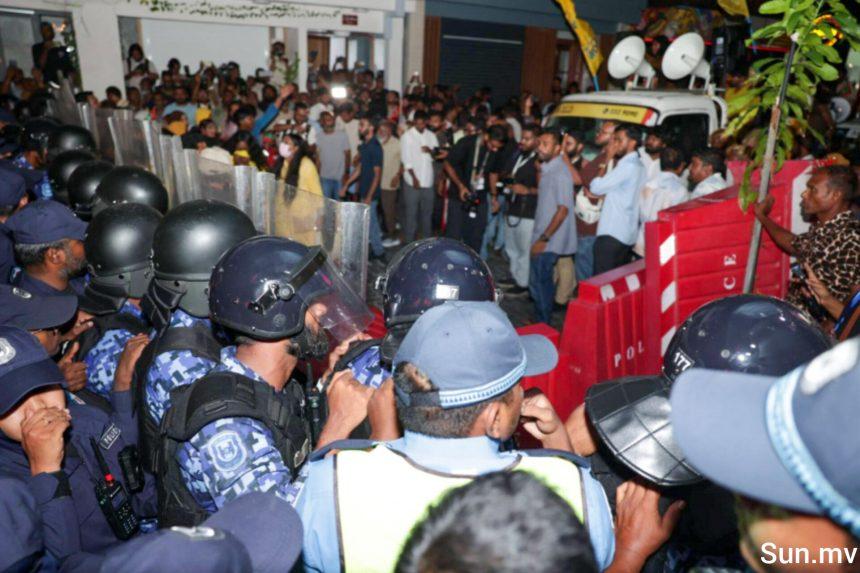 އެމްޑީޕީގެ އެއްވުން: އަންހެން ފުލުހެއްގެ ގައިމަތިން ހިނގައި، ފިރިހެން ދެ ފުލުހަކަށް ބެރިކޭޑާއި ޝީލްޑުން އަނިޔާދީފައިވޭ