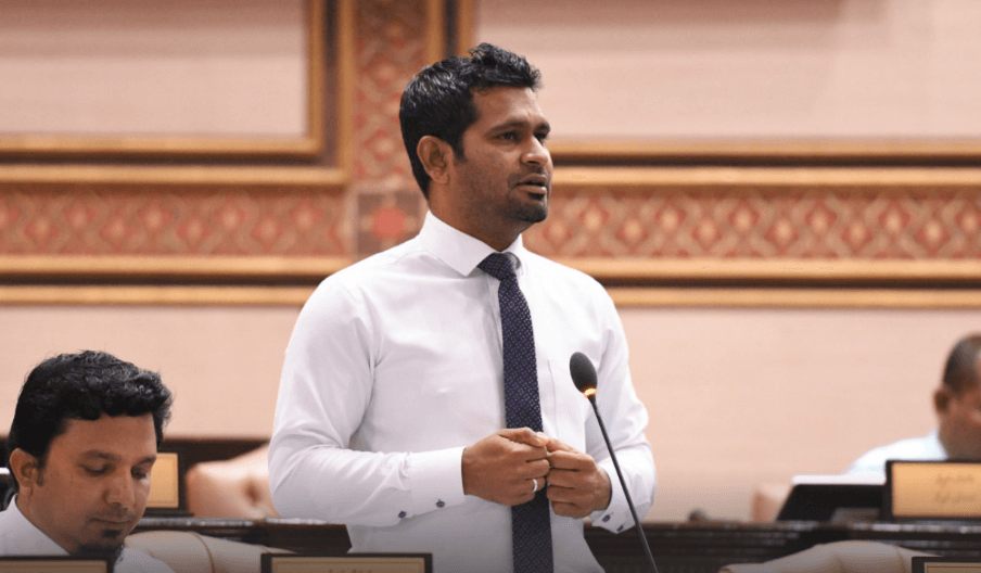 ކްރެޑިޓް ކާޑަށް ފައިސާ ދައްކަން އަންގައި ކުރީގެ މެމްބަރު ޝިޔާނުގެ މައްޗަށް ހުކުމްކޮށްފި