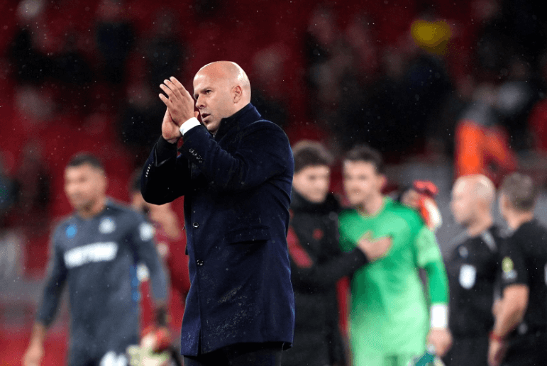 ކަރަބޯކަޕުން ކަޓައި ލިވަޕޫލުގެ ސަޕޯޓަރުންގެ ރިހޭފައިގައި ސްލޮޓް ހަވާދުލައިފި