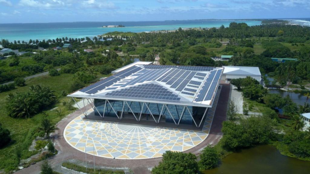 އައްޑޫ ސިޓީ ހިތަދޫ ގެއެއްގެ ތެރޭގައި ދެމަފިރިއަކު ނިޔާވެފައި ތިއްބާ ފެނިއްޖެ