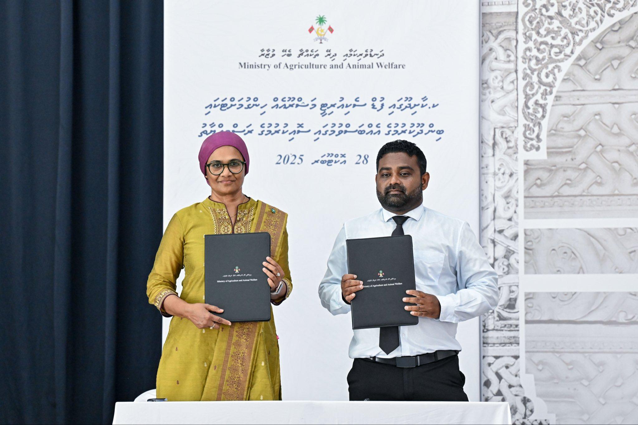 މަޝްރޫޢުގެ އެއްބަސްވުމުގައި ސޮއިކުރުމުގެތެރެއިން- ފޮޓޯ: ރައީސުލްޖުމްހީރއްޔާގެ އޮފީސް