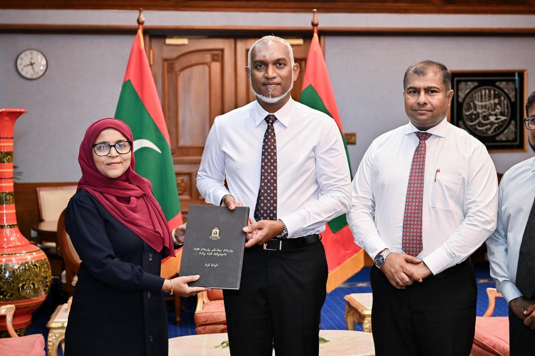 ދިވެހިބަހުގެ އެންމެ ފުރަތަމަ ޕީއެޗްޑީ ހޯލްޑަރާ ރައީސް ބައްދަލުކުރައްވައިފި