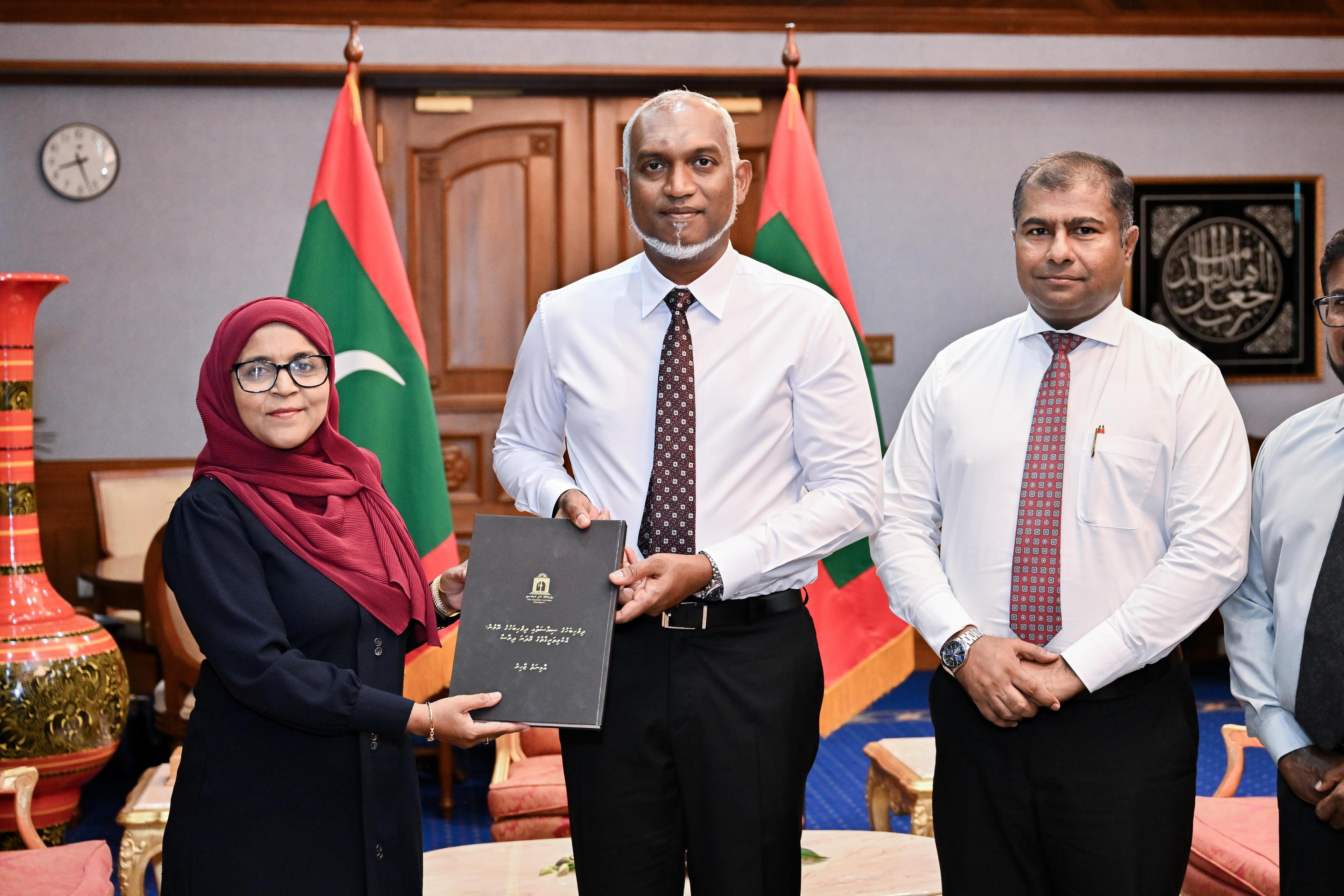 ދިވެހިބަހުގެ އެންމެ ފުރަތަމަ ޕީއެޗްޑީ ހޯލްޑަރާ ރައީސް ބައްދަލުކުރައްވައިފި