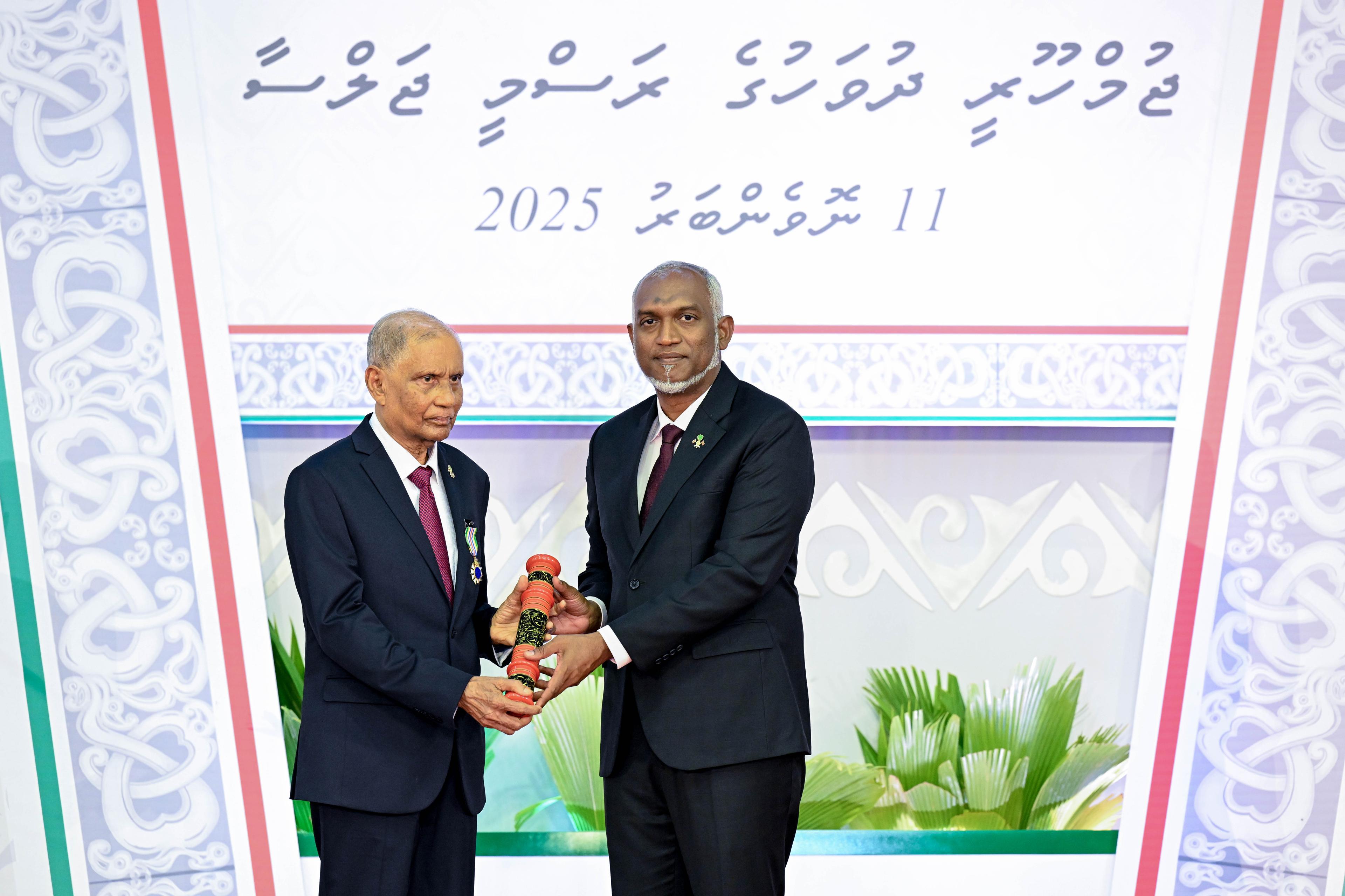 ދިވެހި ދައުލަތުގެ އިއްޒަތް ޞާލިޙަށް އަރުވައިފި          