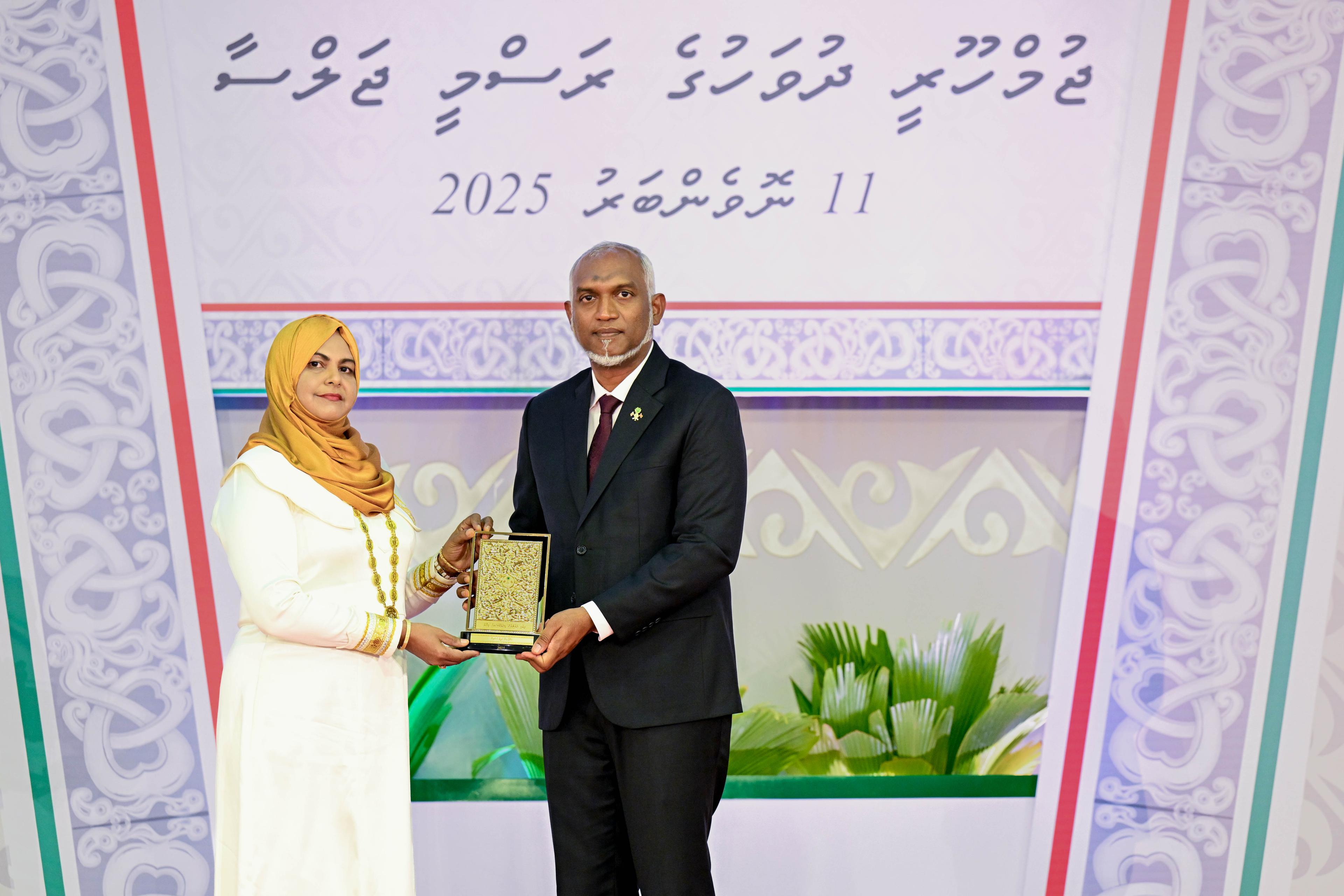 ދިވެހި ދައުލަތަށް ދިގު މުއްދަތަކަށް ޚިދުމަތް ކުރެއްވި 97 ބޭފުޅަކަށް ޝަރަފުގެ ބެޖާއި، އައްޑަނަ ދެއްވައިފި