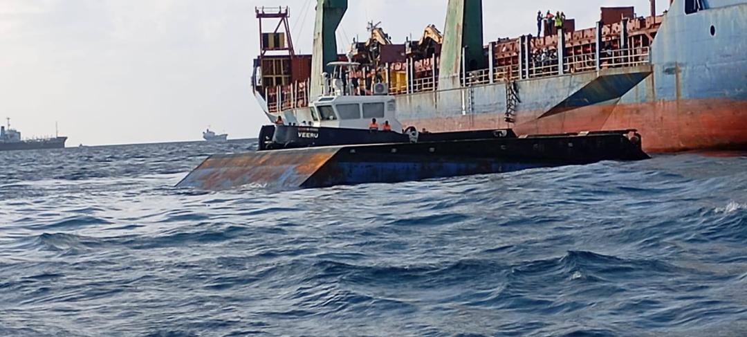 ލޭންޑިން ކްރާފްޓެއް ބަންޑުން ޖަހާލައި އެކަކު ގެއްލި ތިން މީހަކަށް އަނިޔާވެއްޖެ