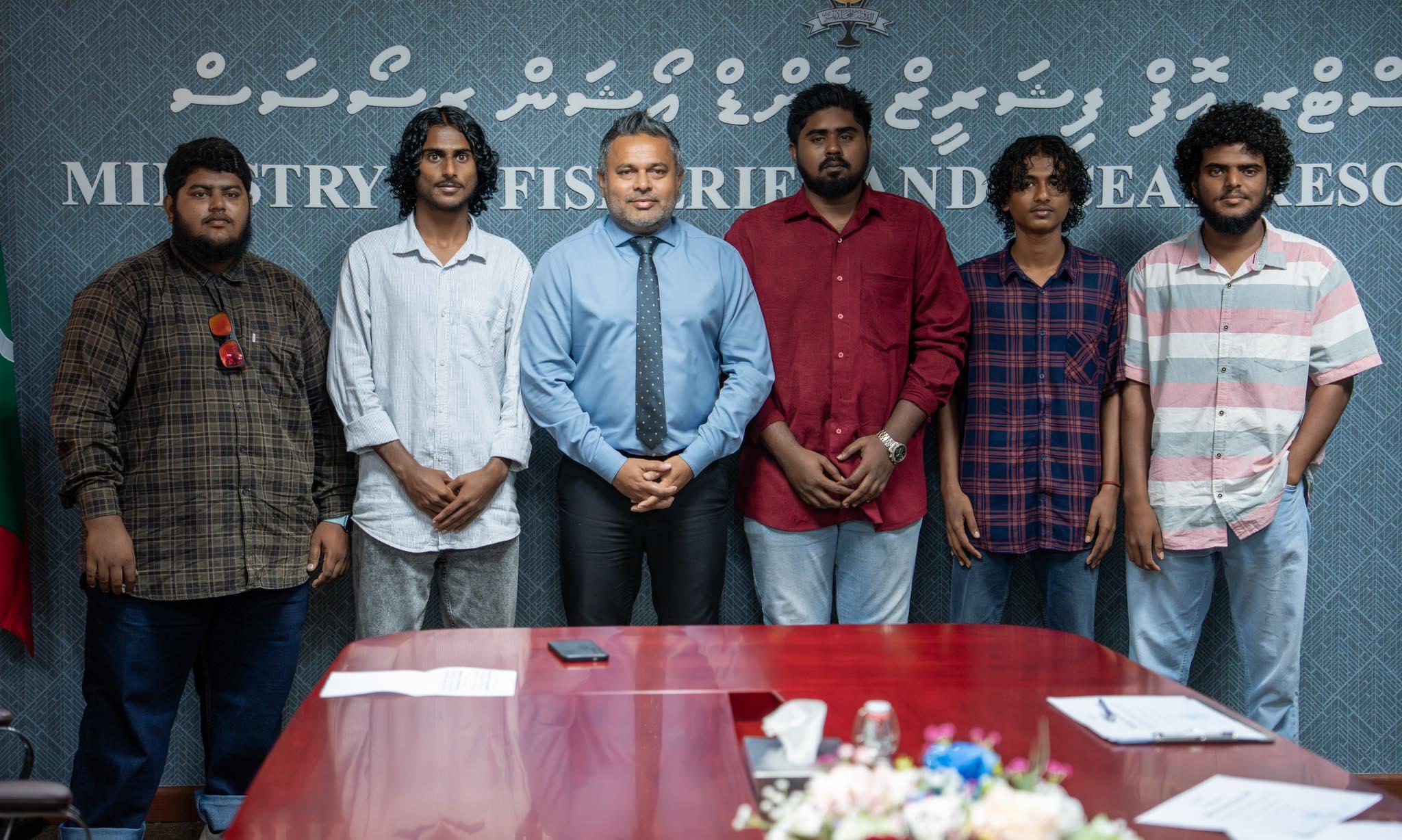 ޔޫތު އިންޓަރންޝިޕް ޕްރޮގްރާމްގެ ސްކޮލަރޝިޕް ލިބުނު ޒުވާން މަސްވެރިންނާ ވަޒީރު ބައްދަލުކުރައްވައިފި