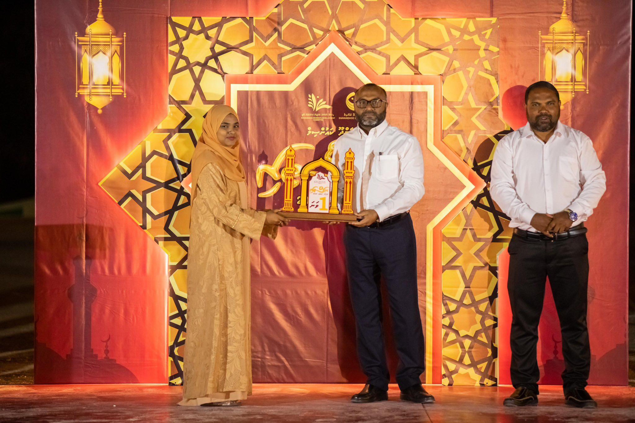 އިހަވަންދޫ ރަސްތަރި މުބާރާތުގެ 1ނަނަ ހޯދި ދަރިވަރަށް ވަޒީރު އިނާމް ދެއްވަނީ، ފޮޓޯ: އިސްލާމިކް މިނިސްޓްރީ