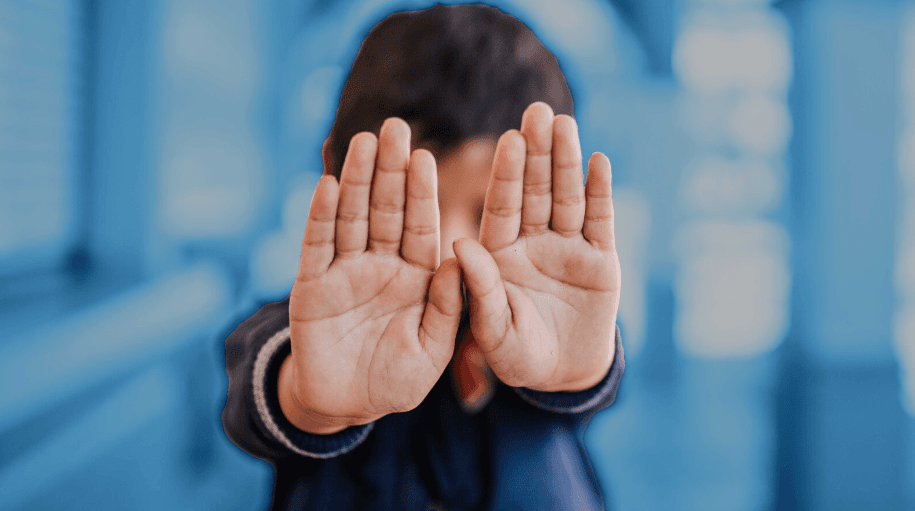 ކުޑަކުއްޖަކަށް ގަދަކަމުން ސިނގިރޭޓް ދިން މައްސަލައެއް ބަލަނީ