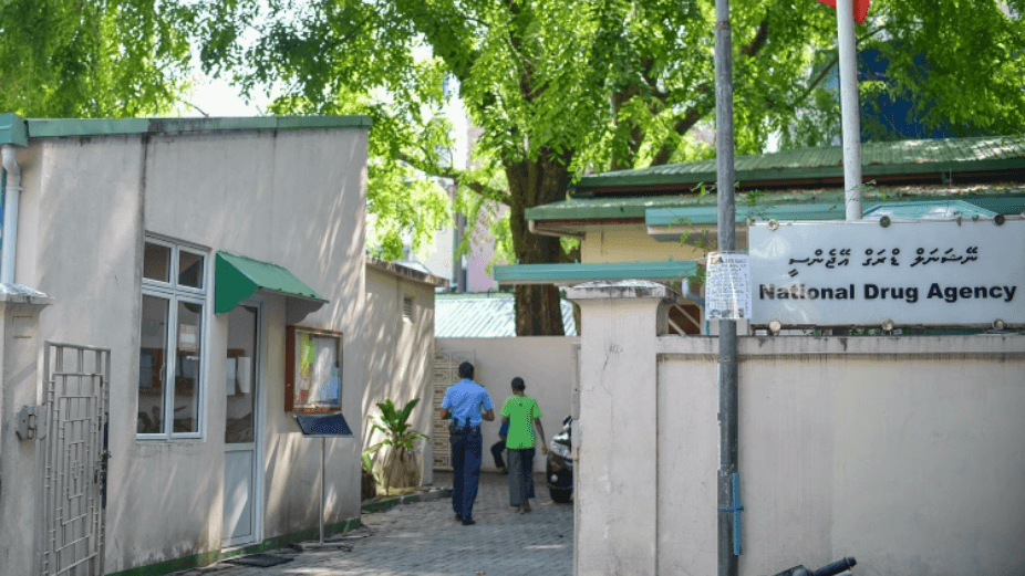 އެންޑީއޭގައި ފަރުވާ ހޯދާ މީހުންނަށް ޑްރަގްދީގެން ނަހަމަ ގުޅުން ބާއްވާ މީހަކު ހައްޔަރުކޮށްފި