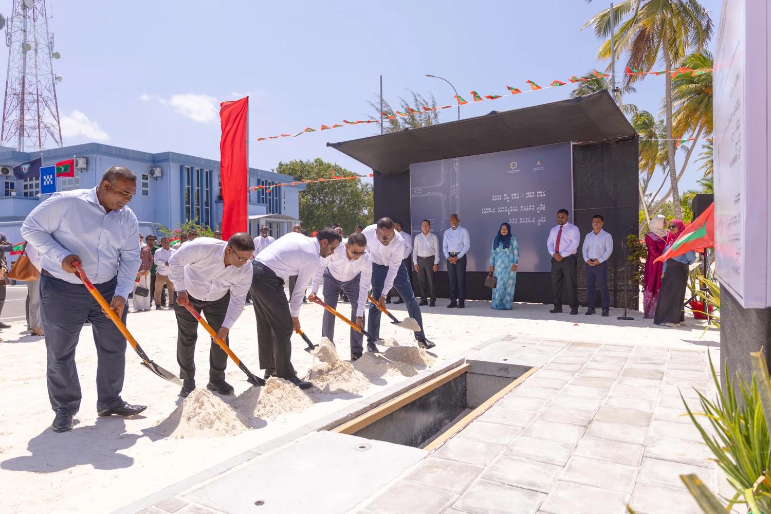 ހުޅުދޫ އާއި މީދޫގެ މަގުތައް ތަރައްޤީކުރުމުގެ ޢަމަލީ މަސައްކަތް ރަސްމީކޮށް ފަށައިފި