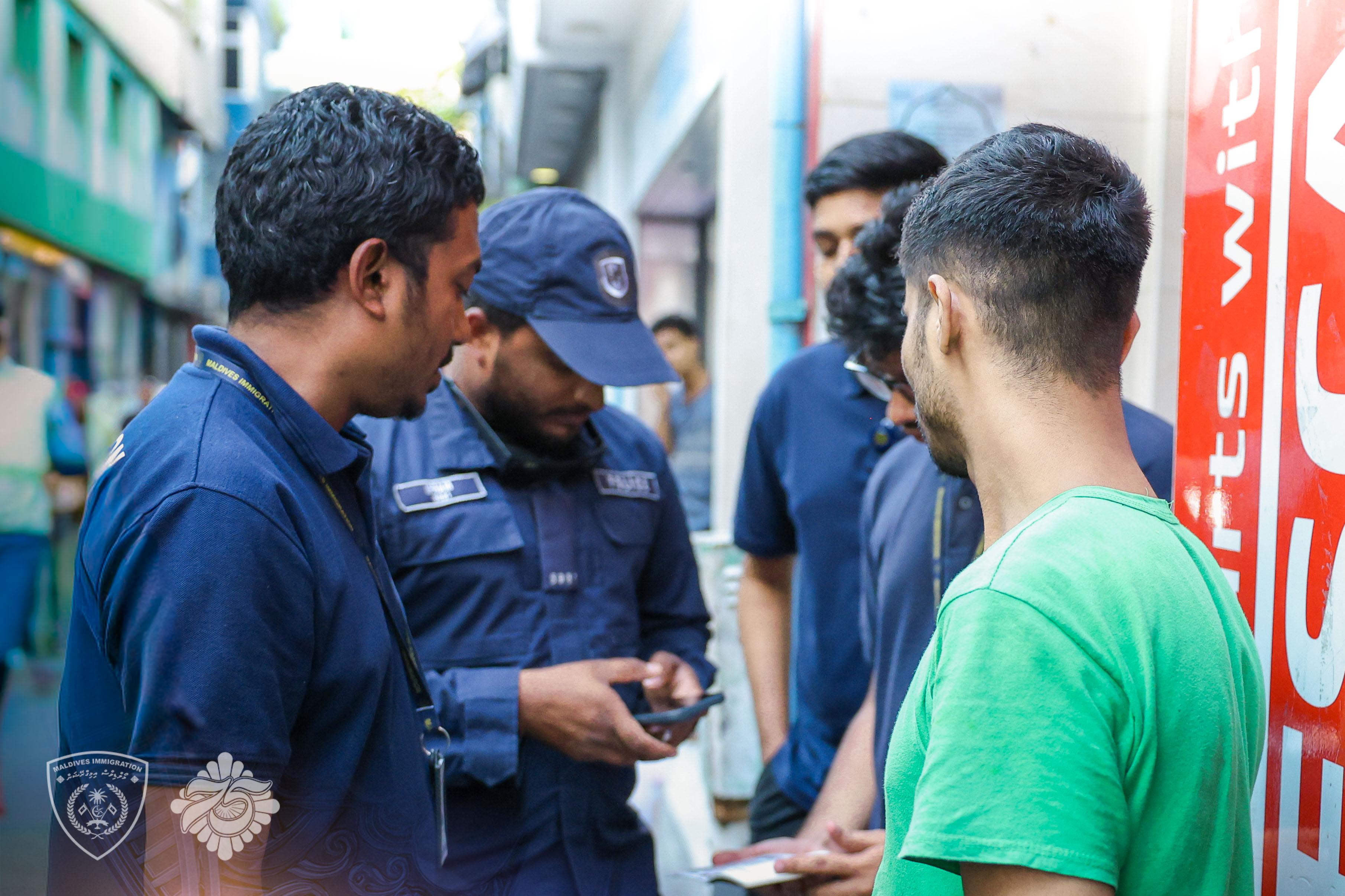 ގަވާއިދާ ޚިލާފަށް އުޅެމުން ދިޔަ ބިދޭސީން ތަކެއް އަތުލައިގެންފި